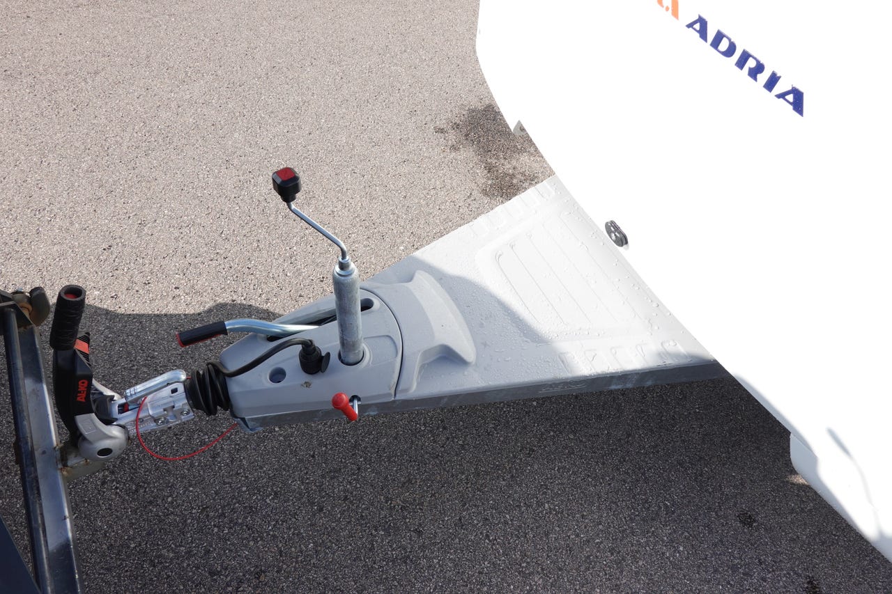 Vue extérieure avant de l’Adria Adora 613 UT+ 2024