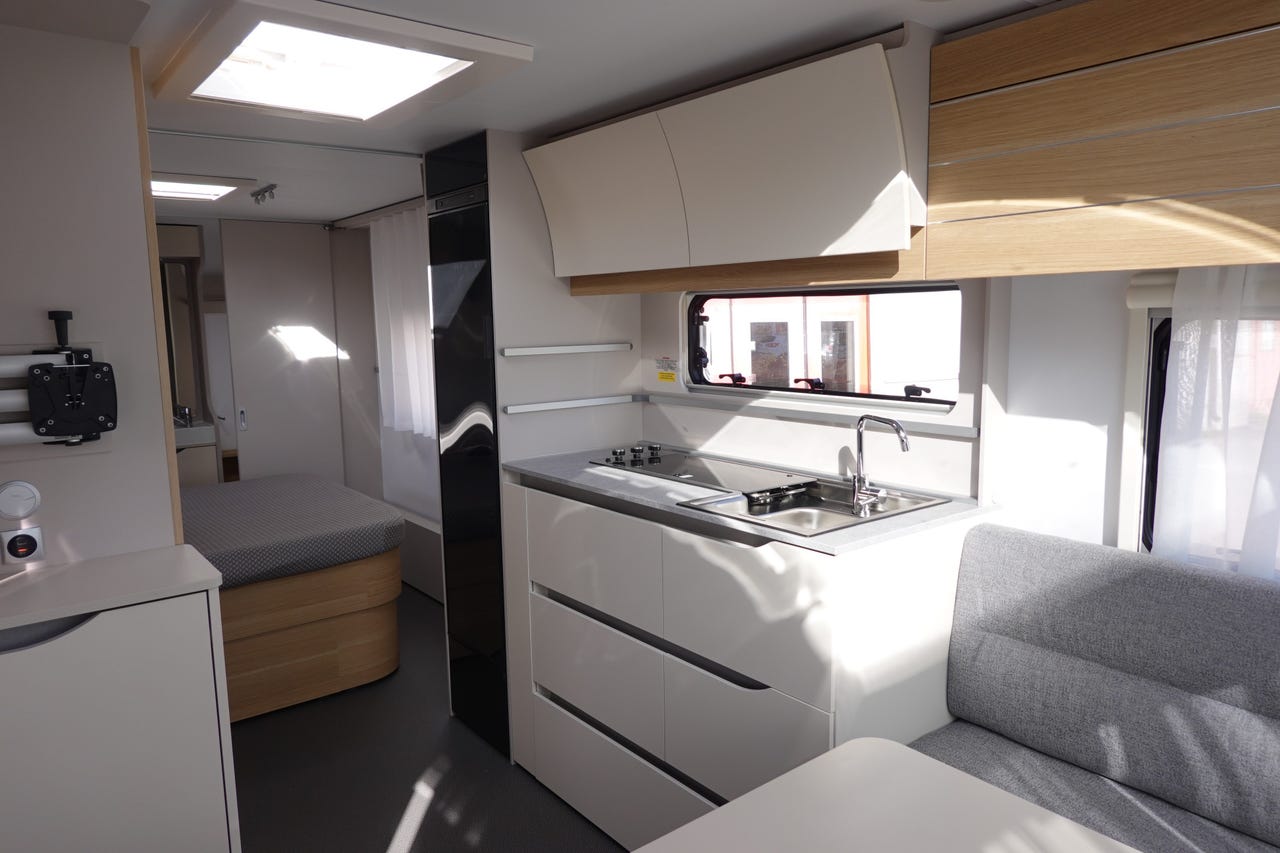 Cuisine de l’Adria Adora 613 UT+ avec réfrigérateur et congélateur