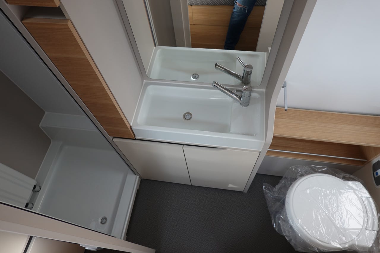 Salle de bain UT de l’Adria Adora 613 UT+