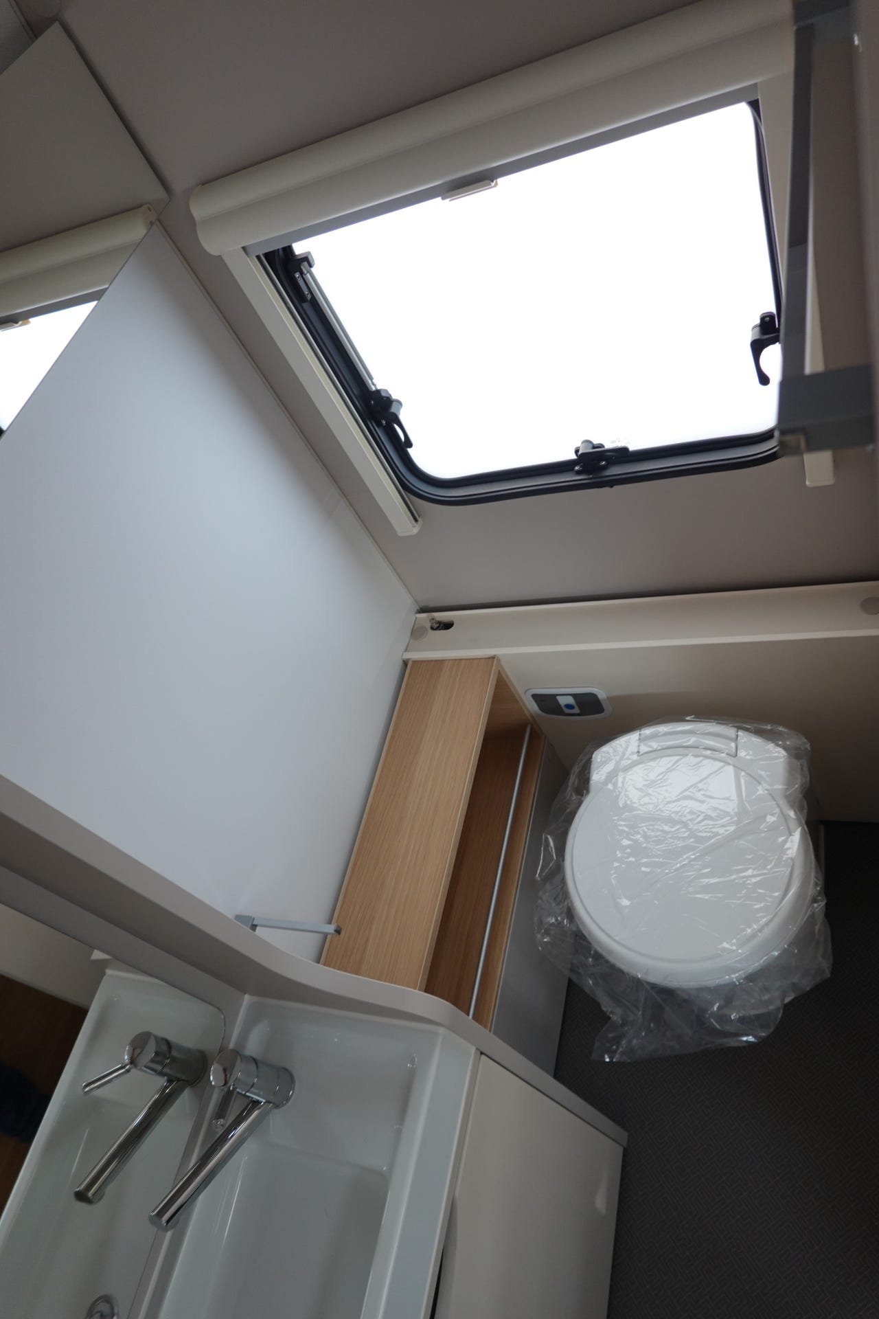 Salle de bain UT de l’Adria Adora 613 UT+