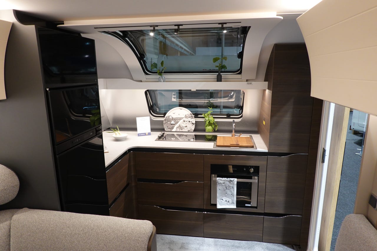 Cuisine de l’Adria Alpina 753 HT avec four et micro‑ondes