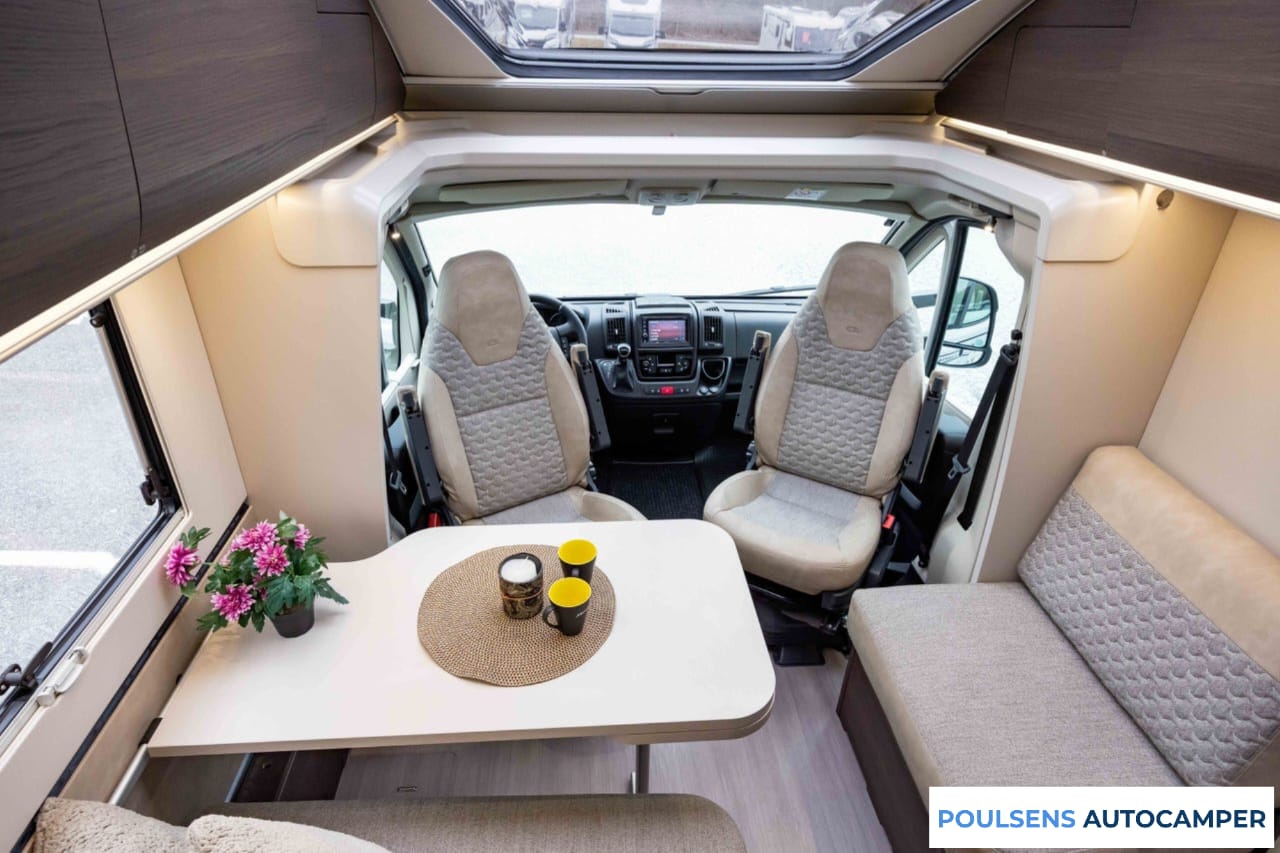 Salon intérieur du Adria CORAL 670 SL 2020 avec lit pavillon