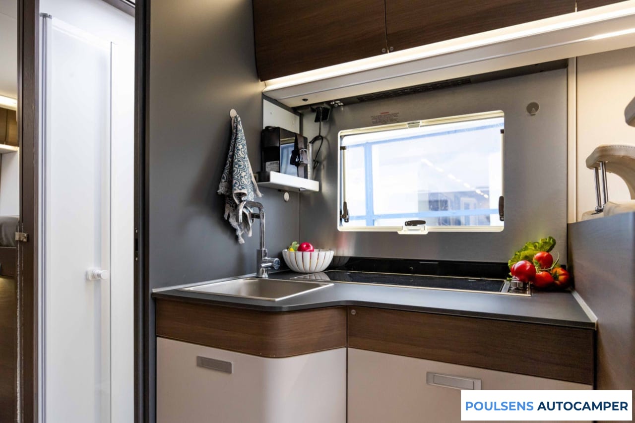 Cuisine du Adria CORAL 670 SL 2020 avec plan de travail extensible et rangements