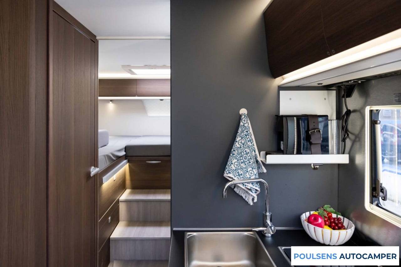 Cuisine du Adria CORAL 670 SL 2020 avec plan de travail extensible et rangements