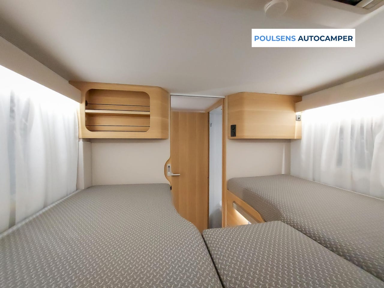 Espace couchage du Adria Coral Plus 670 SL avec lits simples