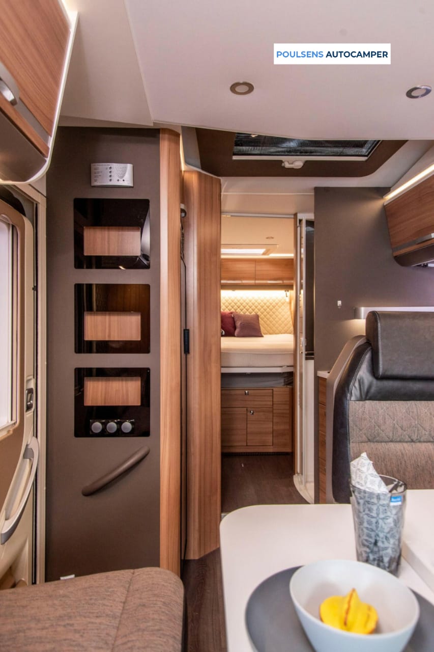 Salon intérieur du Adria MATRIX 670 SC 2020 avec lit pavillon