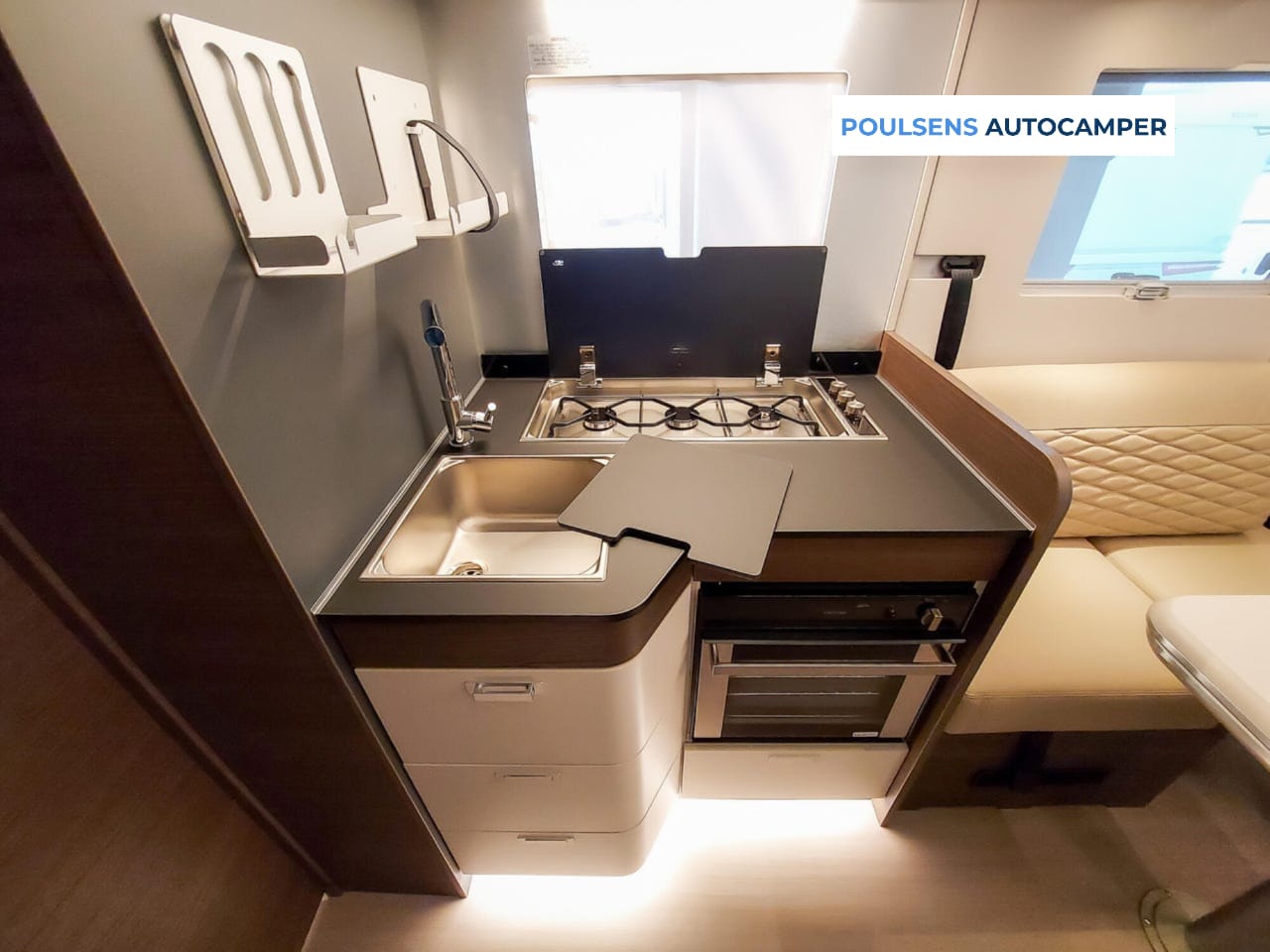 Cuisine du Adria Sonic Supreme 700 DL avec four