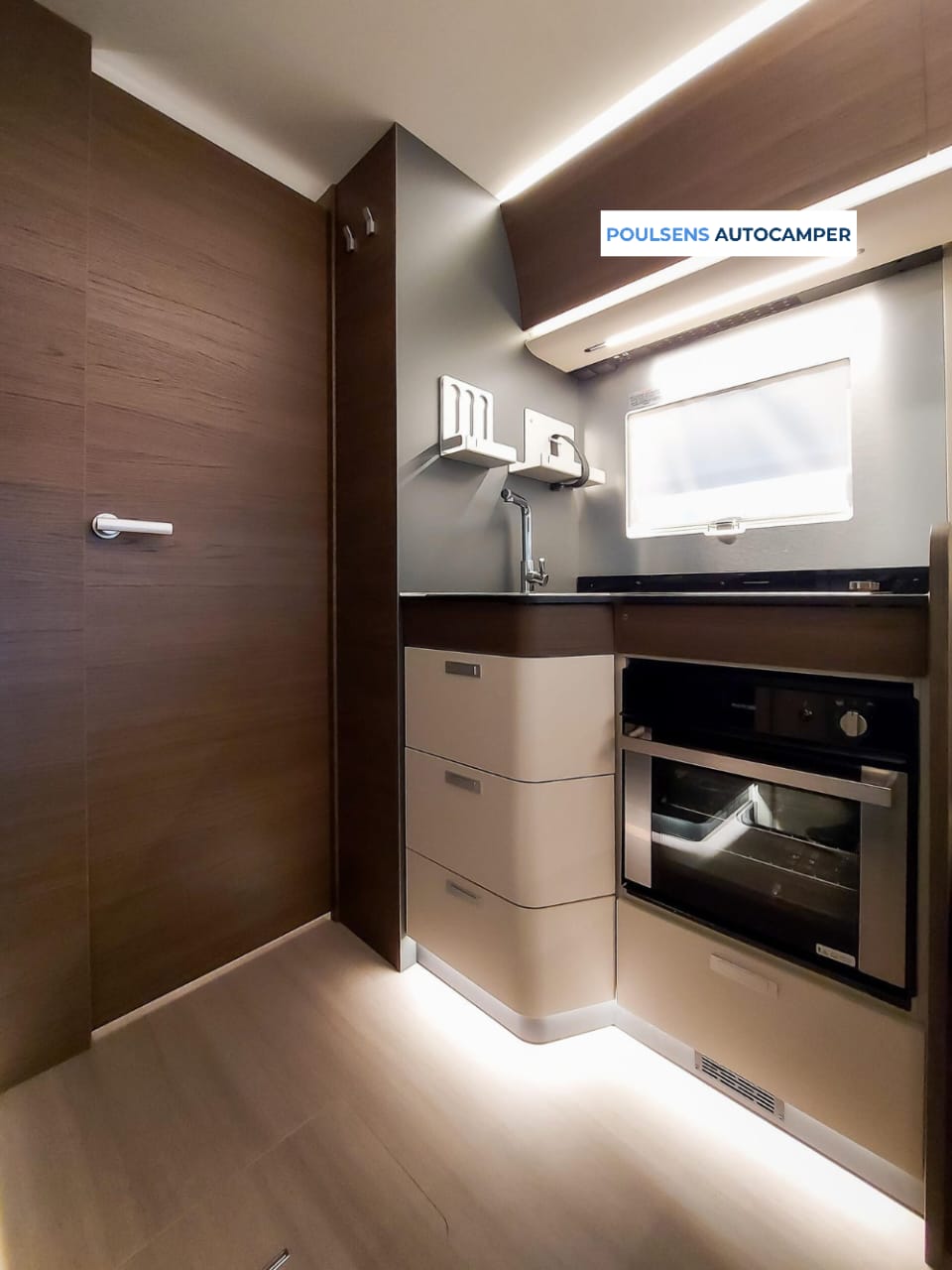 Cuisine du Adria Sonic Supreme 700 DL avec four