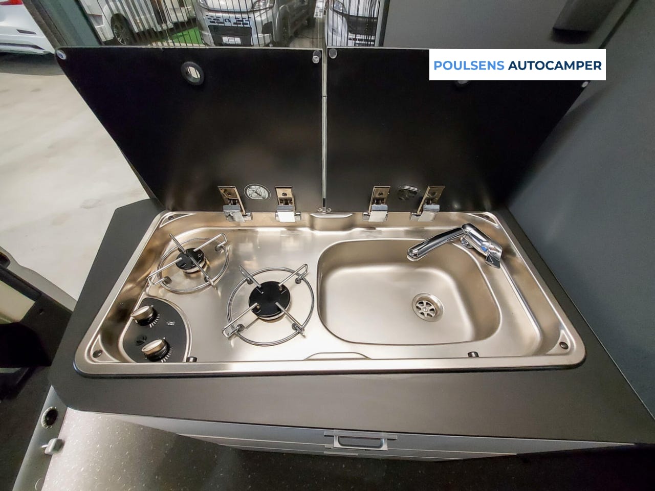 Cuisine du Adria Twin Supreme 640 SLB avec réfrigérateur