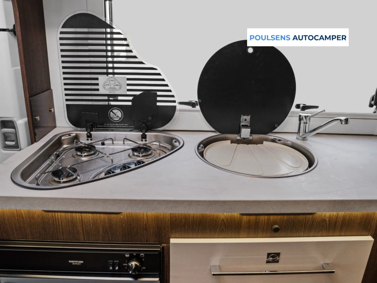 Cuisine du Benimar Tessoro 481 avec réfrigérateur et congélateur
