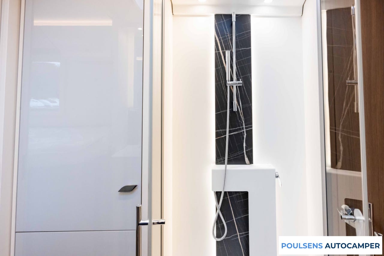 Salle de bain du Bürstner Elegance I 910 G 2023 avec douche séparée