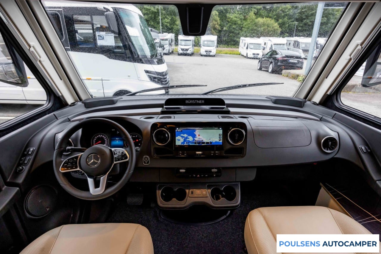 Cabine avant du Bürstner Elegance I 910 G 2023 avec tableau de bord Mercedes