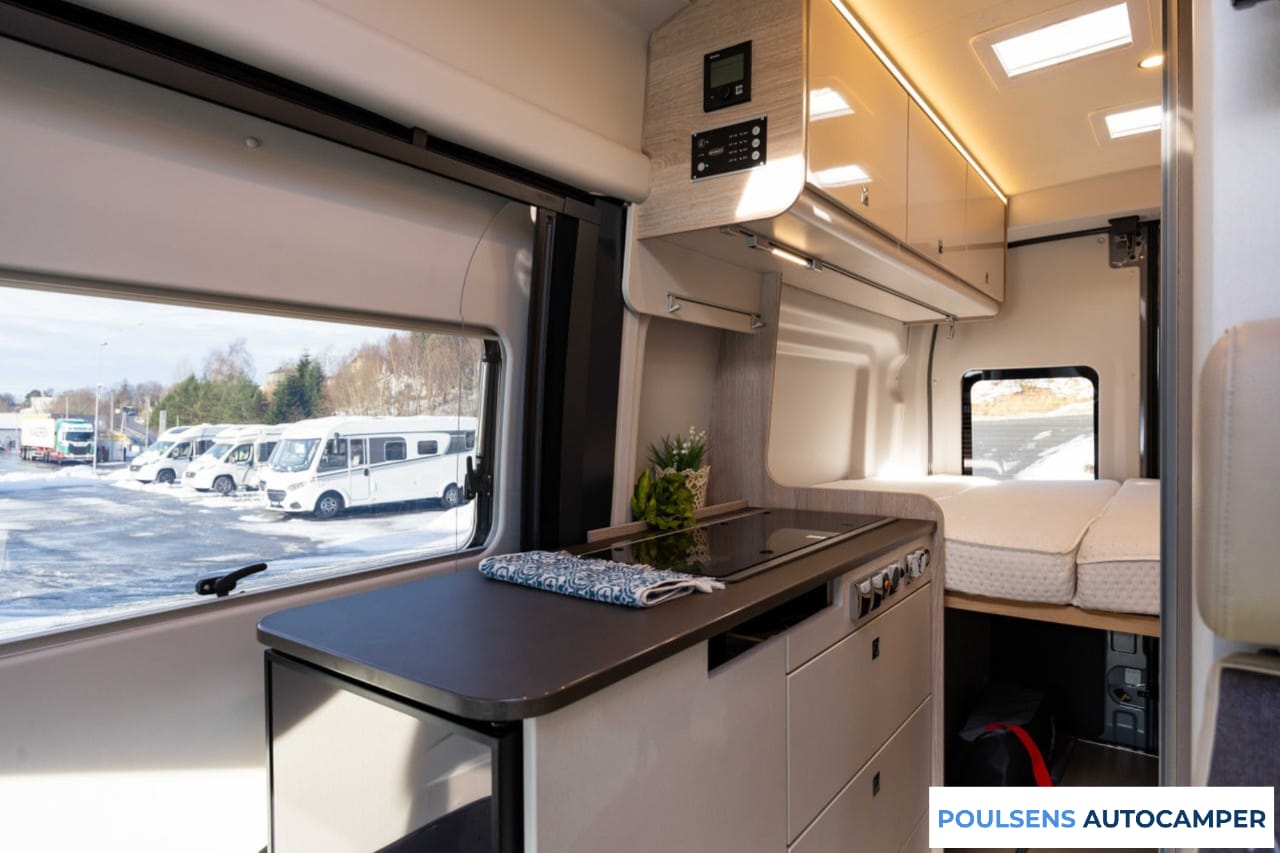 Cuisine du Bürstner Lineo C 590 2023 avec réfrigérateur et rangements