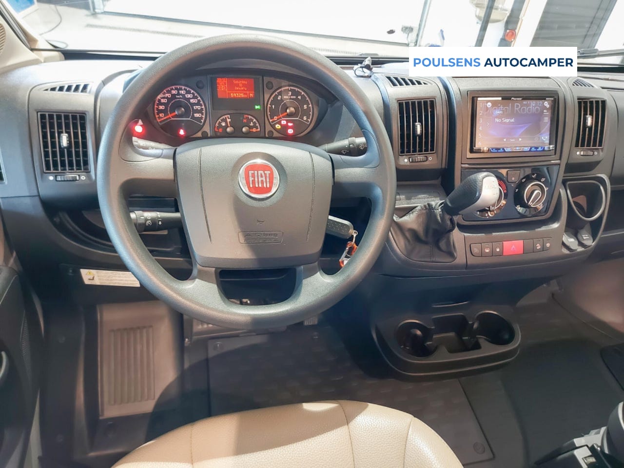 Cabine avant du Bürstner Lyseo T 690 G avec tableau de bord Fiat