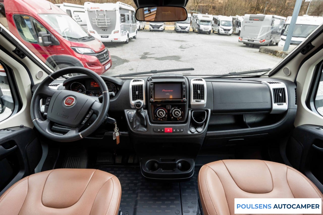 Cabine avant du Bürstner Lyseo TD 690 2021 avec tableau de bord Fiat