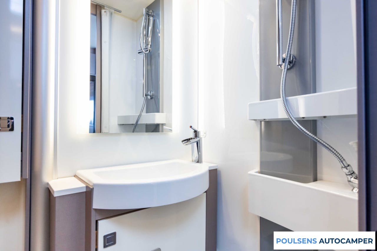 Salle de bain du Bürstner Lyseo TD 690 2021 avec douche et toilettes