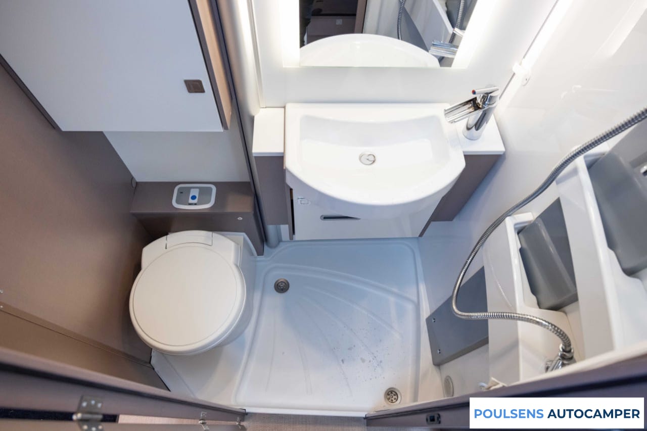Salle de bain du Bürstner Lyseo TD 690 2021 avec douche et toilettes