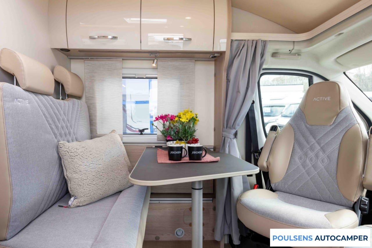 Salon intérieur du Bürstner Nexxo VAN T 700 2023 