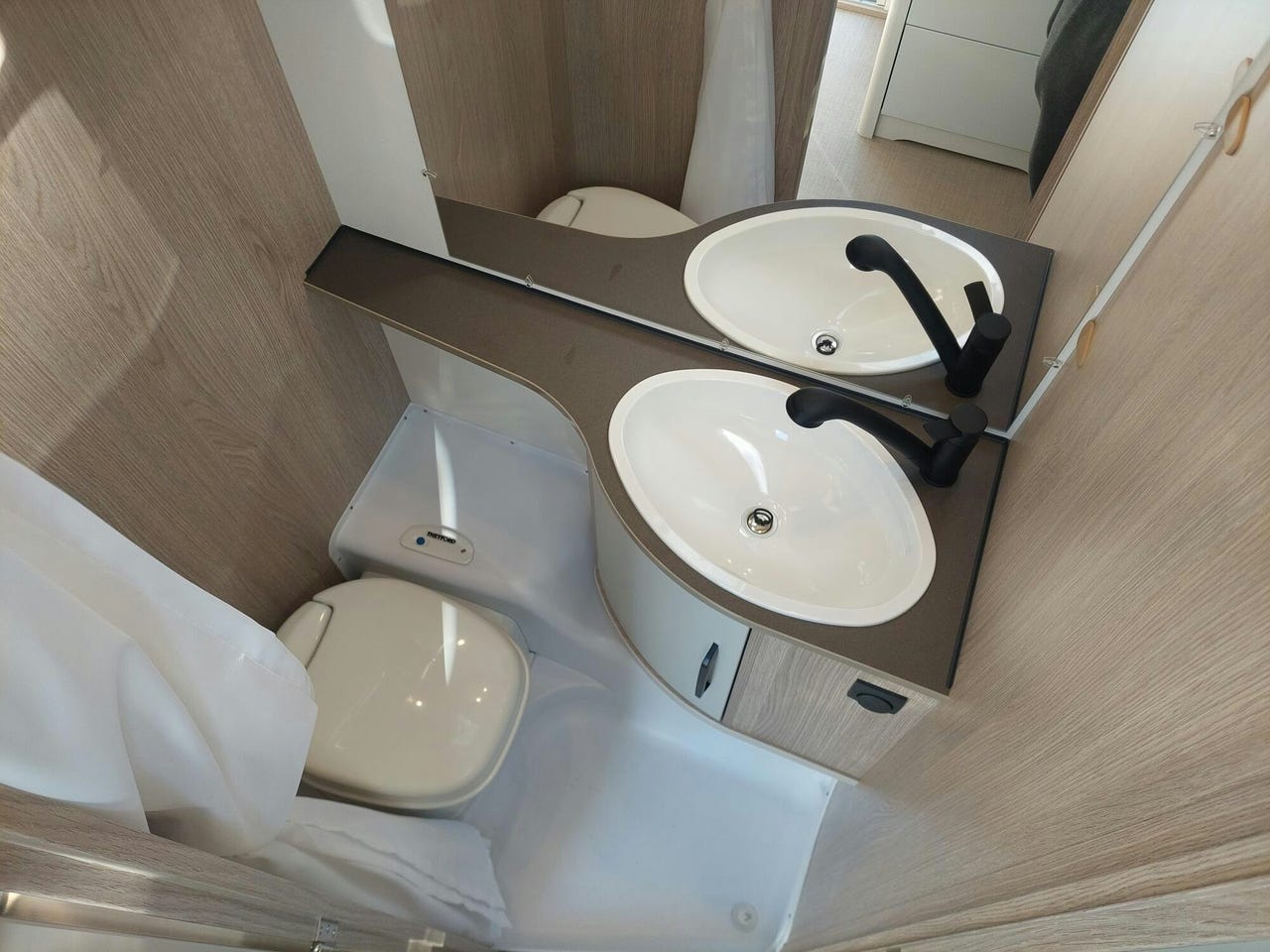 Salle de bain de la Bürstner Premio Plus 510 TK