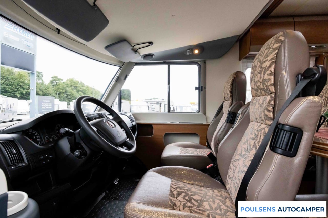 Cabine avant du Bürstner Viseo I 707 2013 avec tableau de bord Fiat
