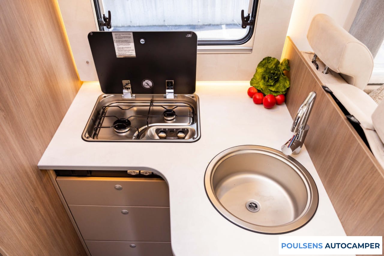 Cuisine du Carado T 447 2024 avec réfrigérateur et rangements