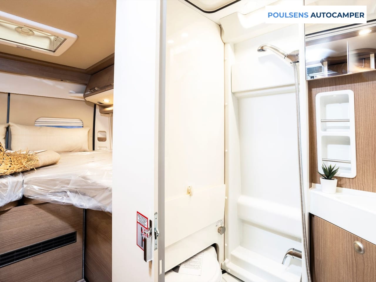 Salle de bain compacte du camping-car urbain Carthago 640 LE CHARMING GT 2023 avec cassette de toilettes et lavabo