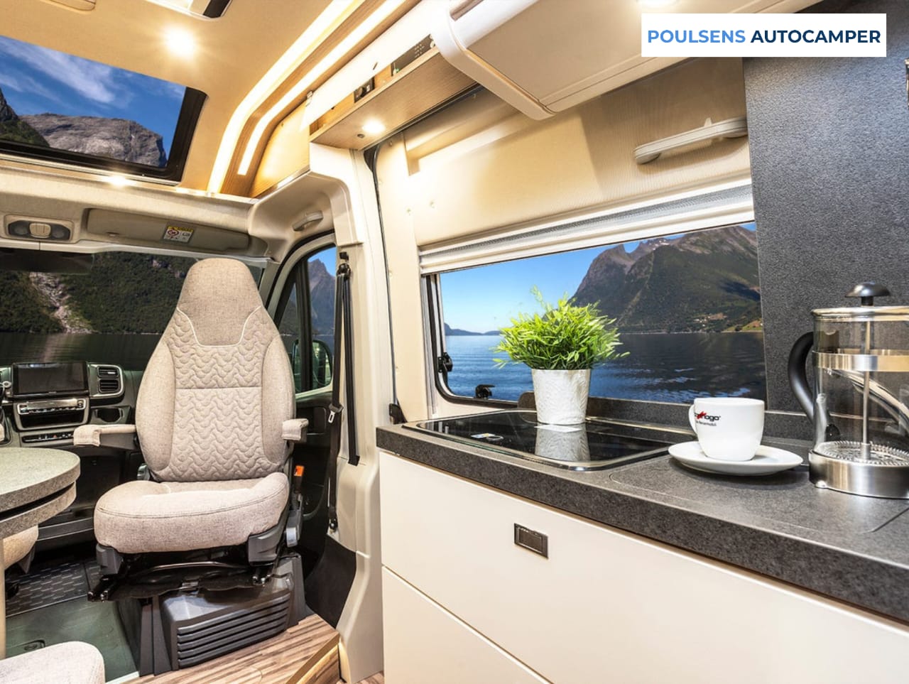 Cuisine du camping-car urbain Carthago 640 LE CHARMING GT 2023 avec réfrigérateur et rangements