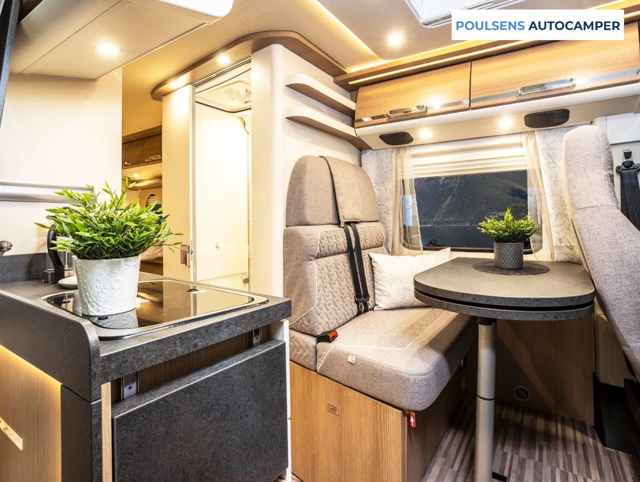 Salon intérieur du camping-car urbain Carthago 640 LE CHARMING GT 2023 avec banquettes et moquette amovible