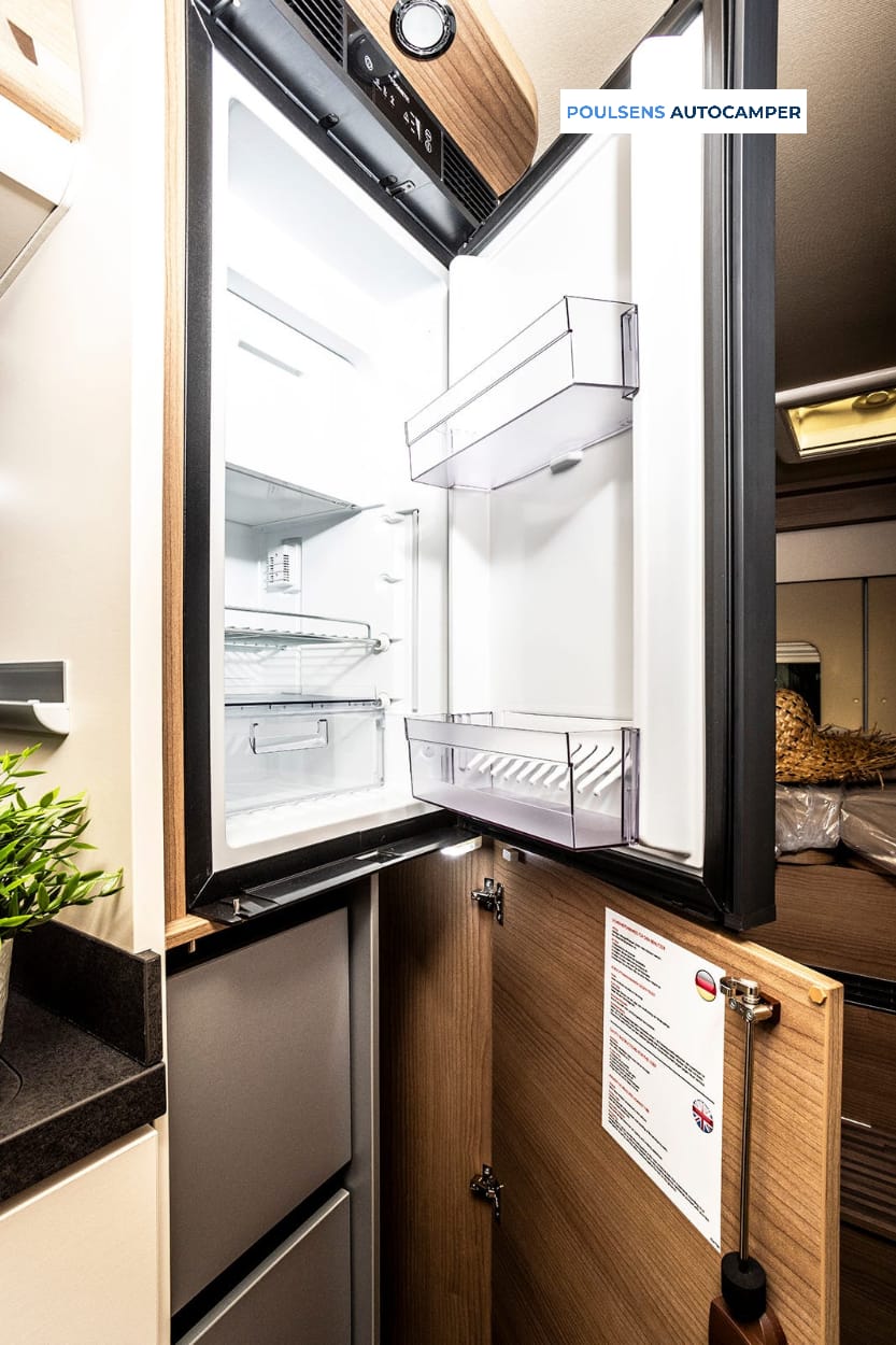 Cuisine du camping-car urbain Carthago 640 LE CHARMING GT 2023 avec réfrigérateur et rangements