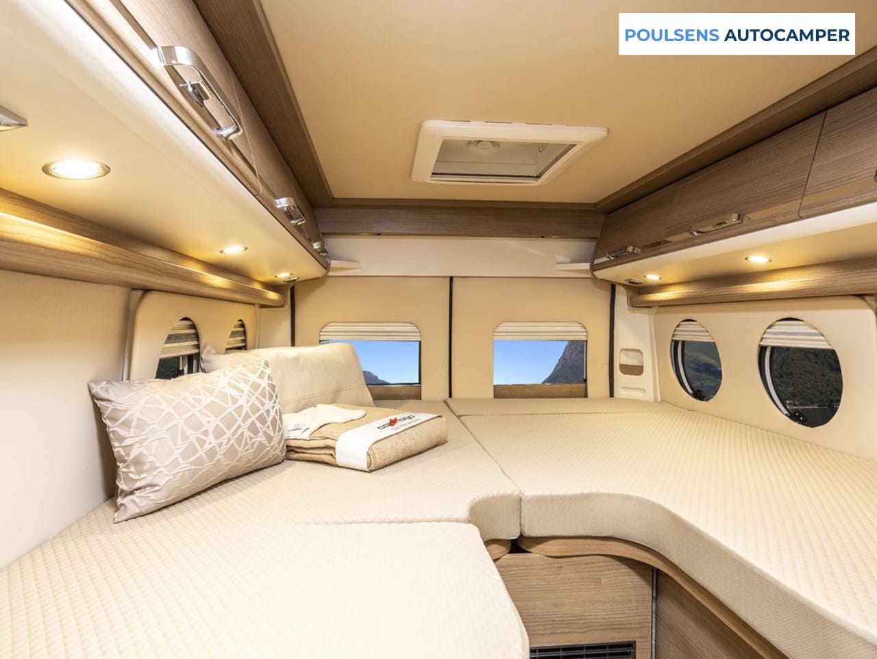Espace couchage du camping-car urbain Carthago Van 640 2023 d’occasion avec 3 couchages confortables
