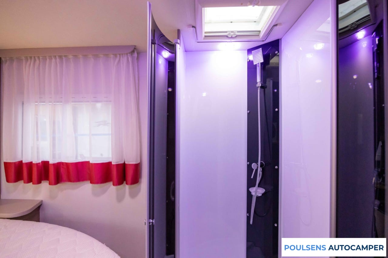 Salle de bain du Challenger 398 XLB 2017 avec douche séparée