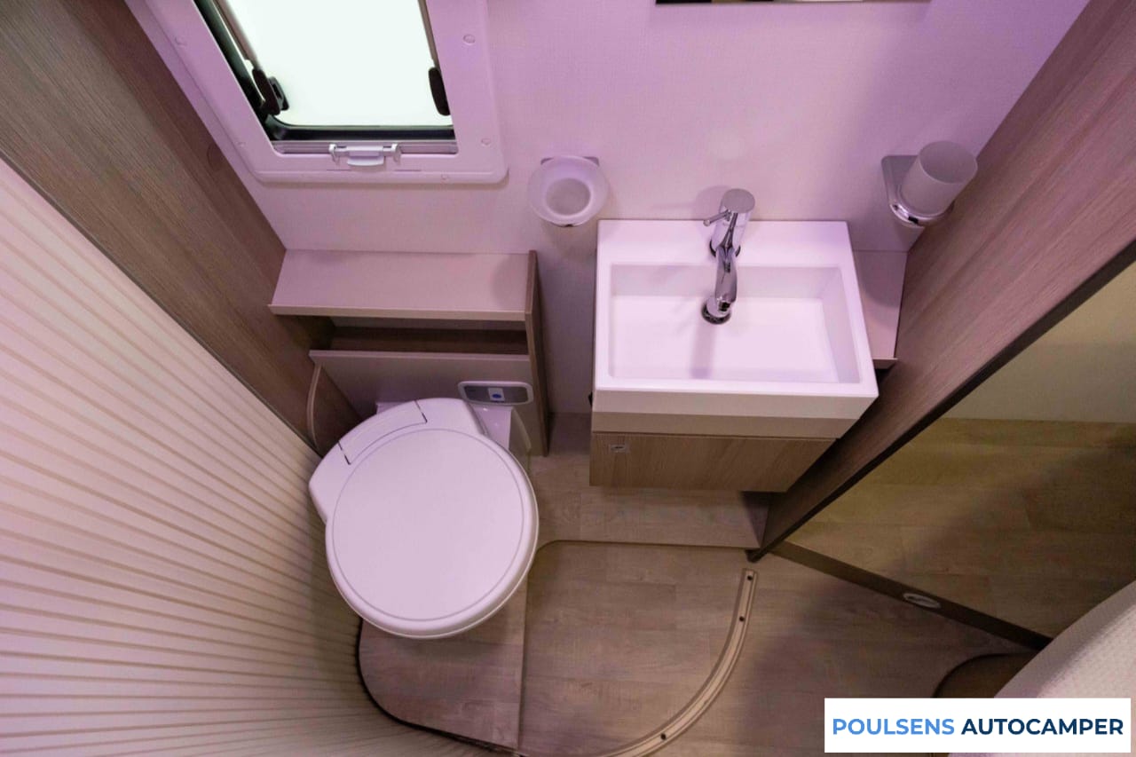 Salle de bain du Challenger 398 XLB 2017 avec douche séparée
