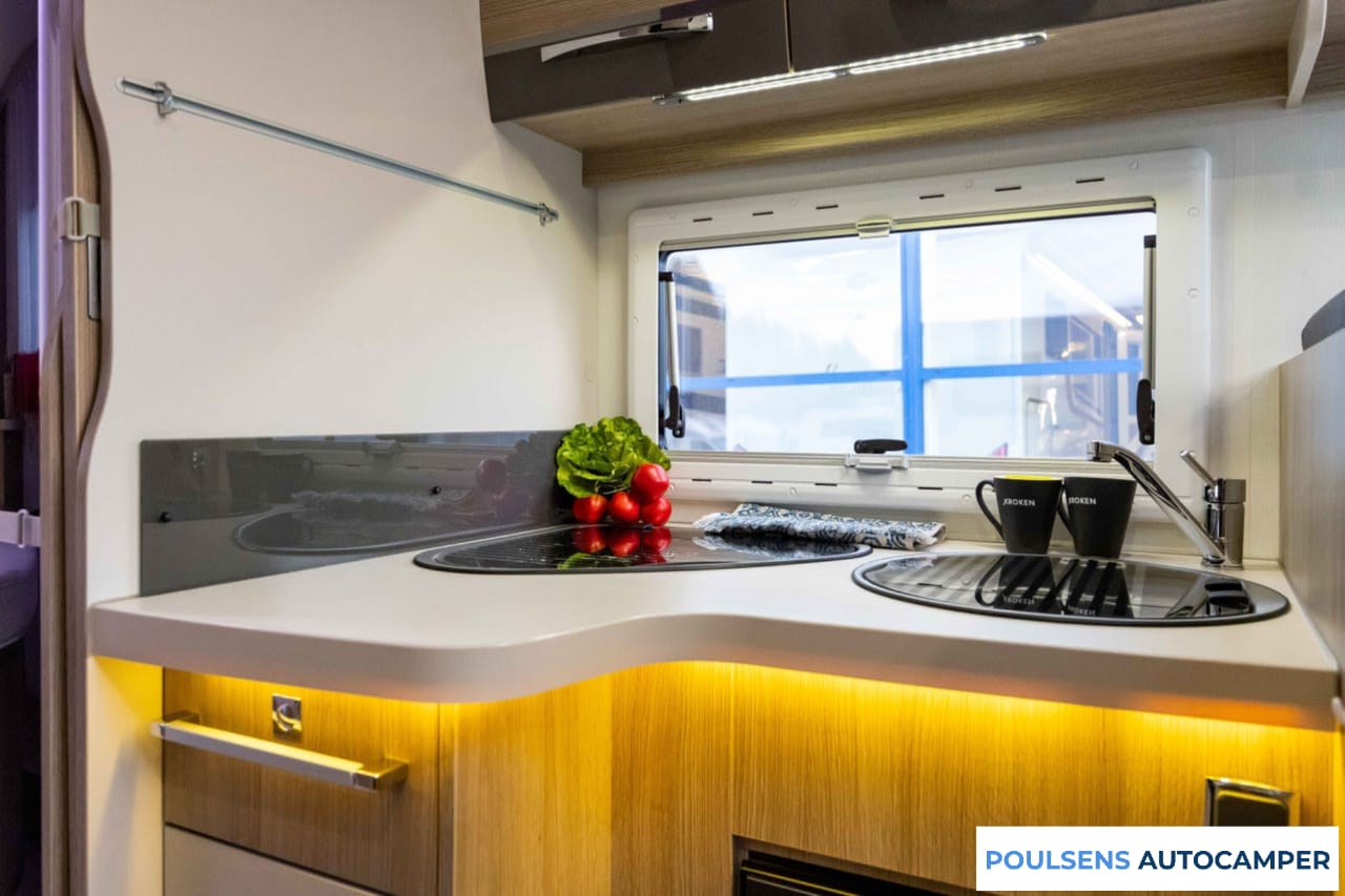 Cuisine du Challenger 398 XLB 2017 avec four et rangements