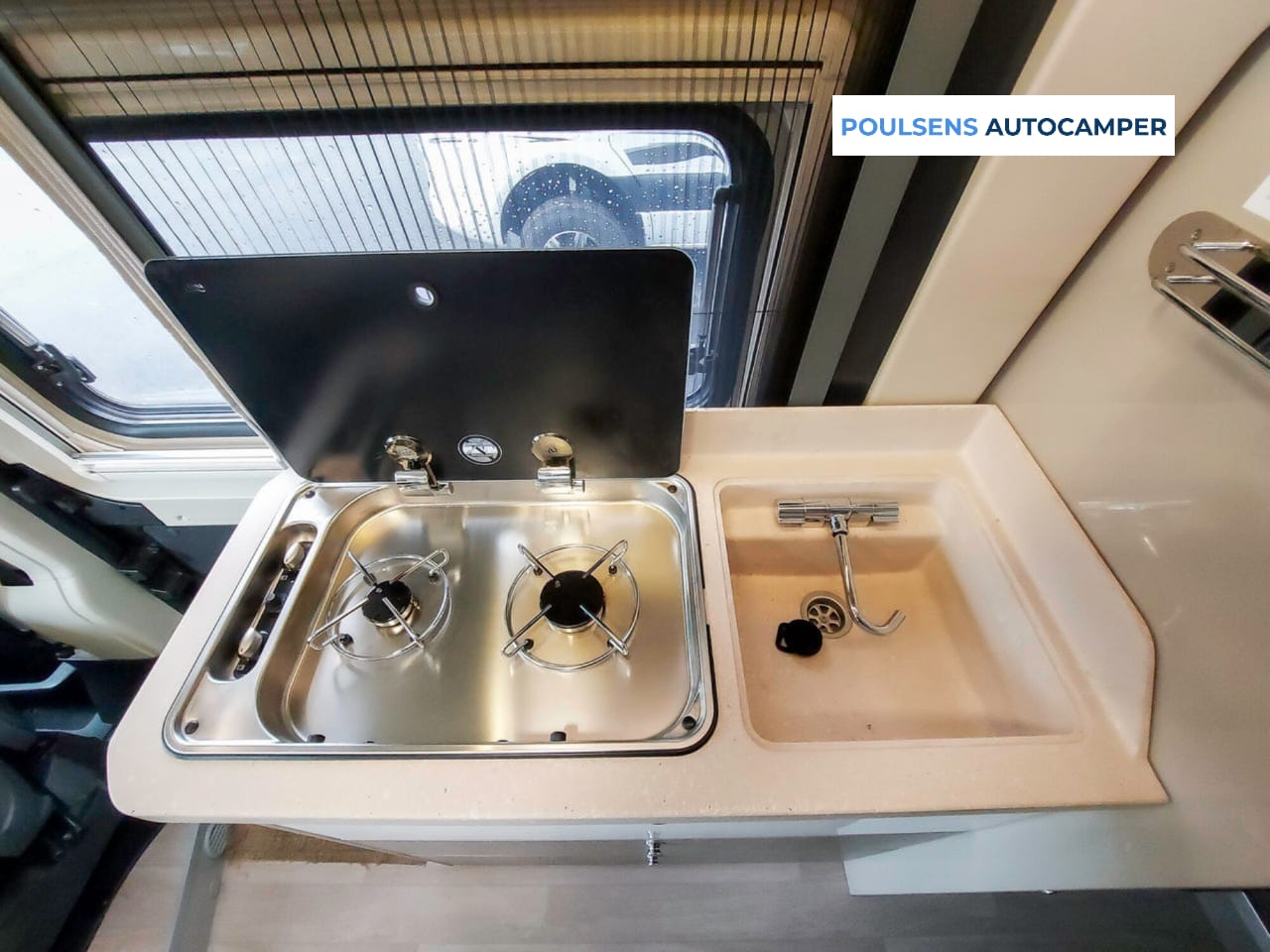 Cuisine du Challenger Van Elegance V217 avec réfrigérateur