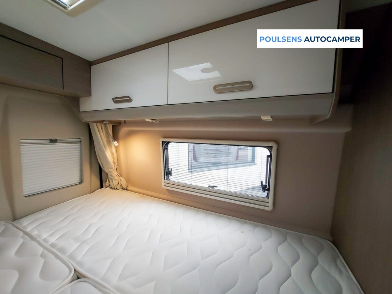 Espace couchage du Challenger Van Elegance V217 avec lit transversal
