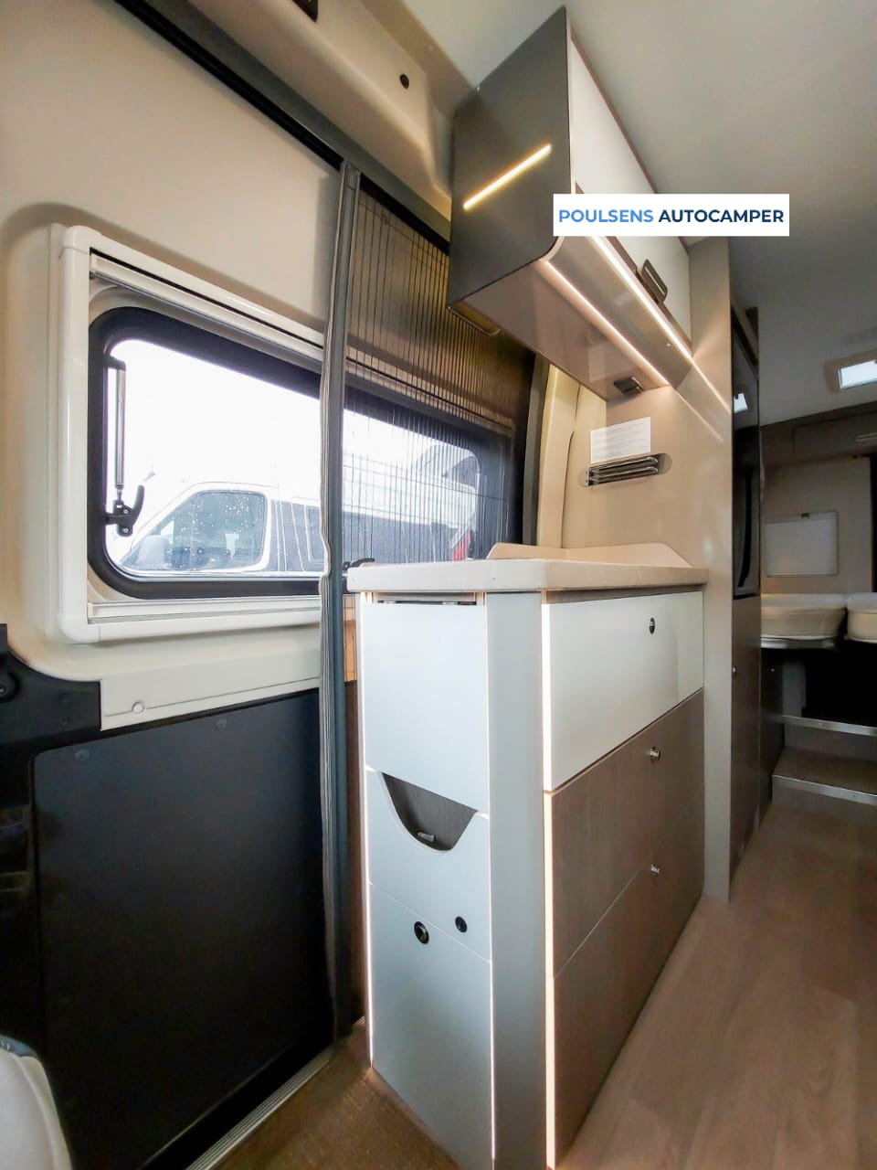 Cuisine du Challenger Van Elegance V217 avec réfrigérateur