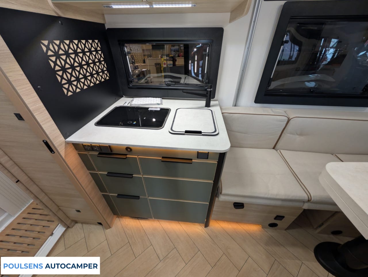 Salle de bain compacte du camping-car Challenger X150 2025 avec lavabo, rangements et toilettes intégrées