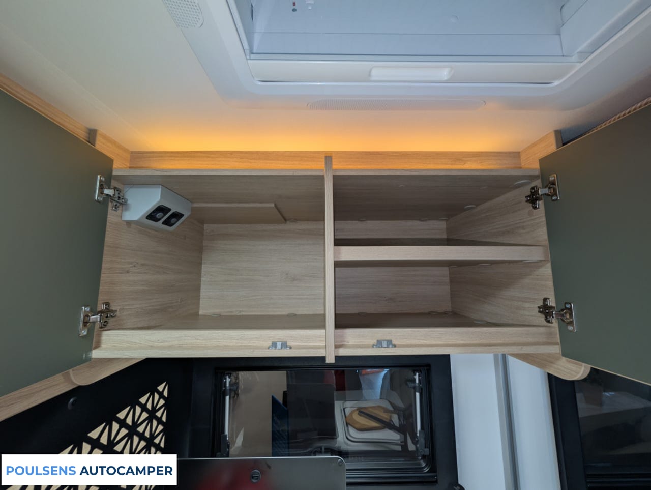 Salle de bain compacte du camping-car Challenger X150 2025 avec lavabo, rangements et toilettes intégrées