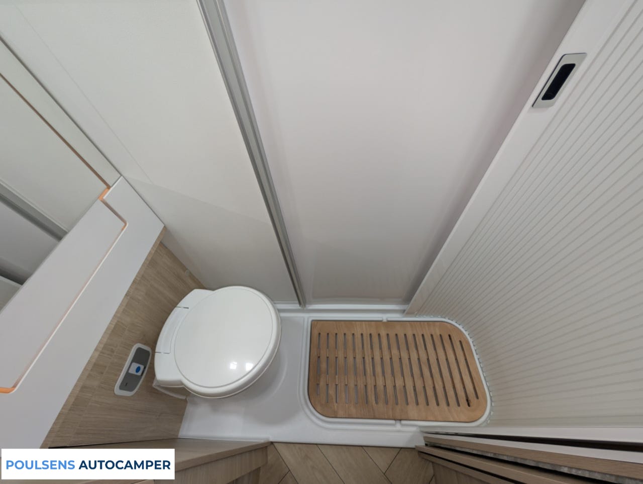 Salle de bain compacte du camping-car Challenger X150 2025 avec lavabo, rangements et toilettes intégrées
