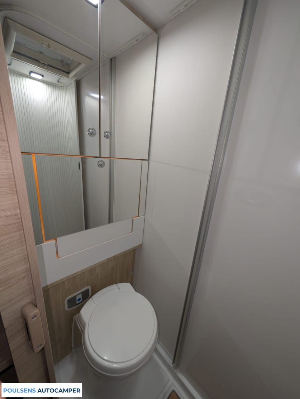 Salle de bain compacte du camping-car Challenger X150 2025 avec lavabo, rangements et toilettes intégrées