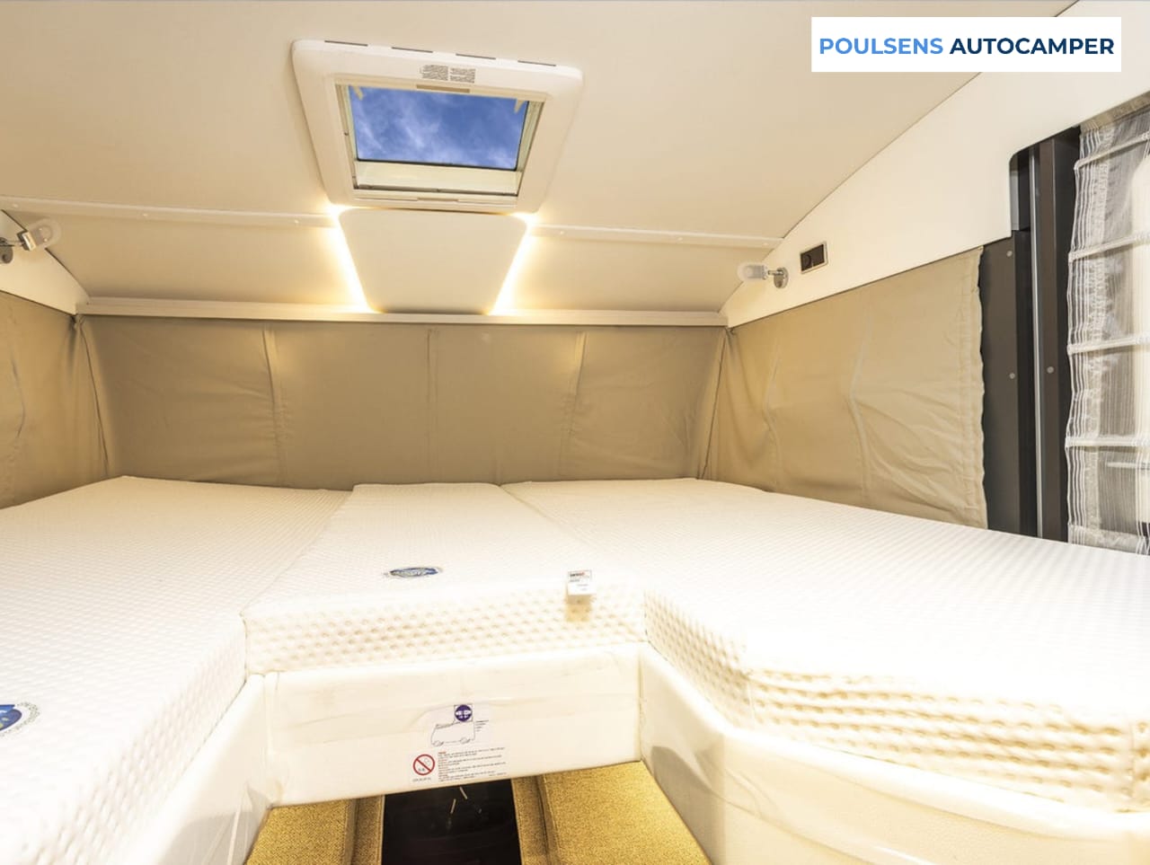 Espace couchage du camping-car intégré Dethleffs ALPA I 6820-2 2025 avec lit rabattable confortable
