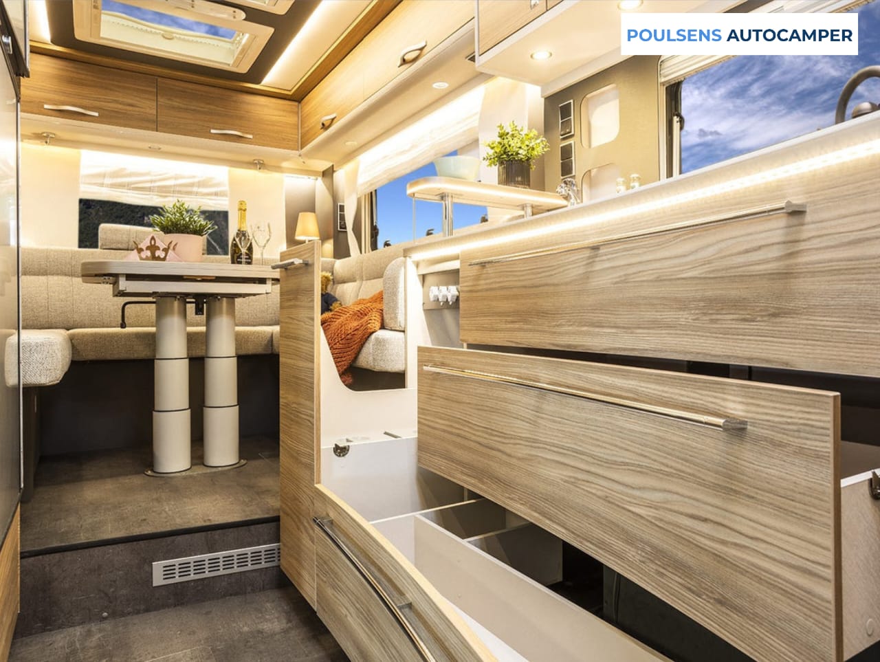 Vue intérieure du camping-car intégré Dethleffs ALPA I 6820-2 2025