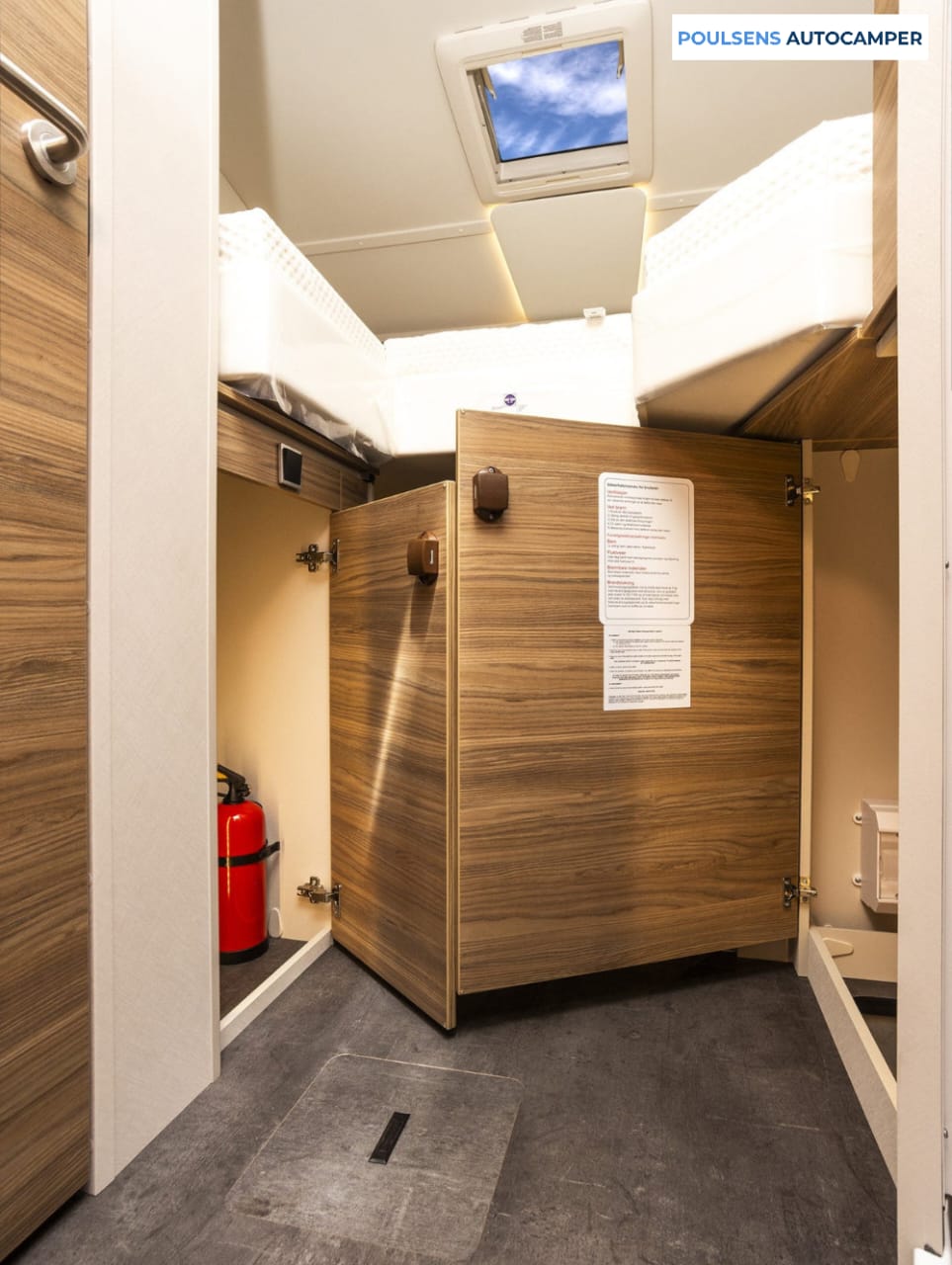 Espace couchage du camping-car intégré Dethleffs ALPA I 6820-2 2025 avec lit rabattable confortable et rangements pratiques