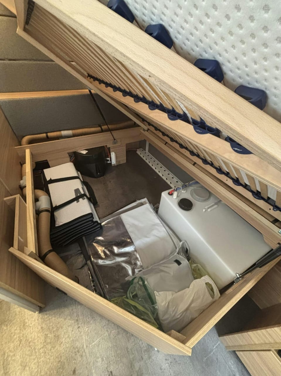 Coffre de rangement et équipements extérieurs de la Dethleffs Camper 530 FSK
