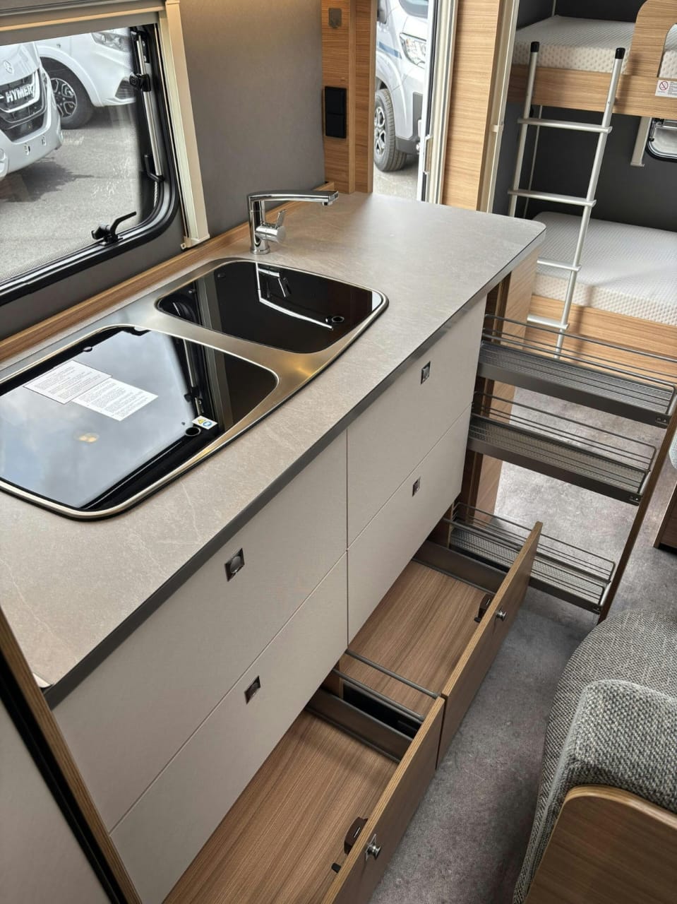 Cuisine de la Dethleffs Camper 530 FSK avec réfrigérateur 3 énergies
