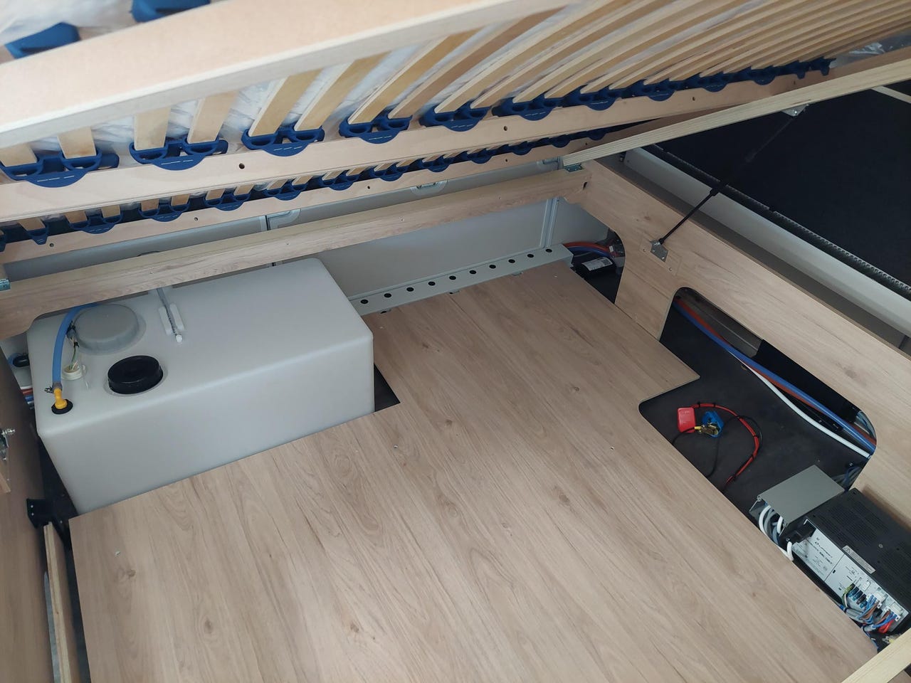 Coffre de rangement et trappes de la Dethleffs Camper 730 FKR SNOW