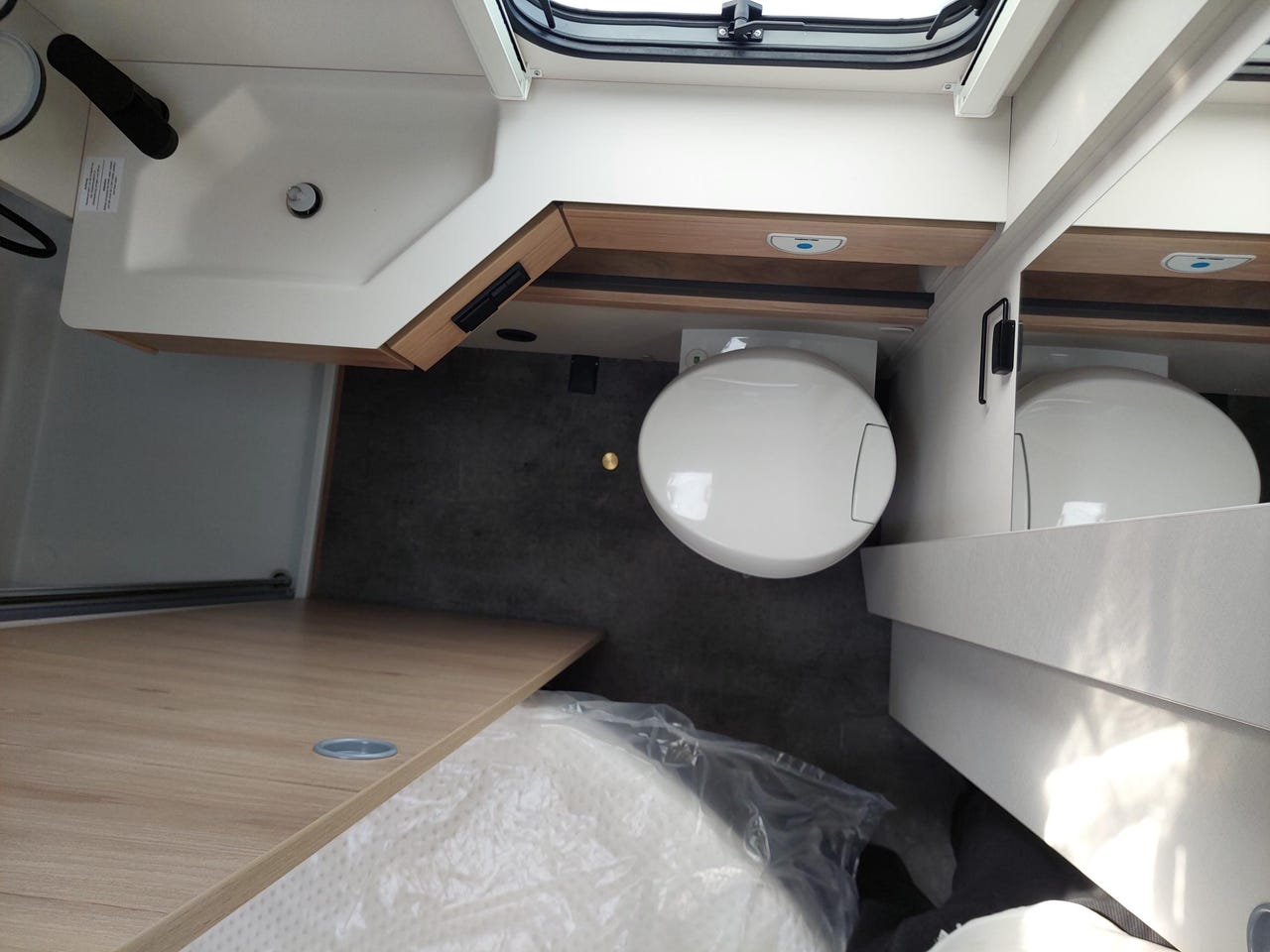 Salle de bain de la Dethleffs Camper 730 FKR SNOW
