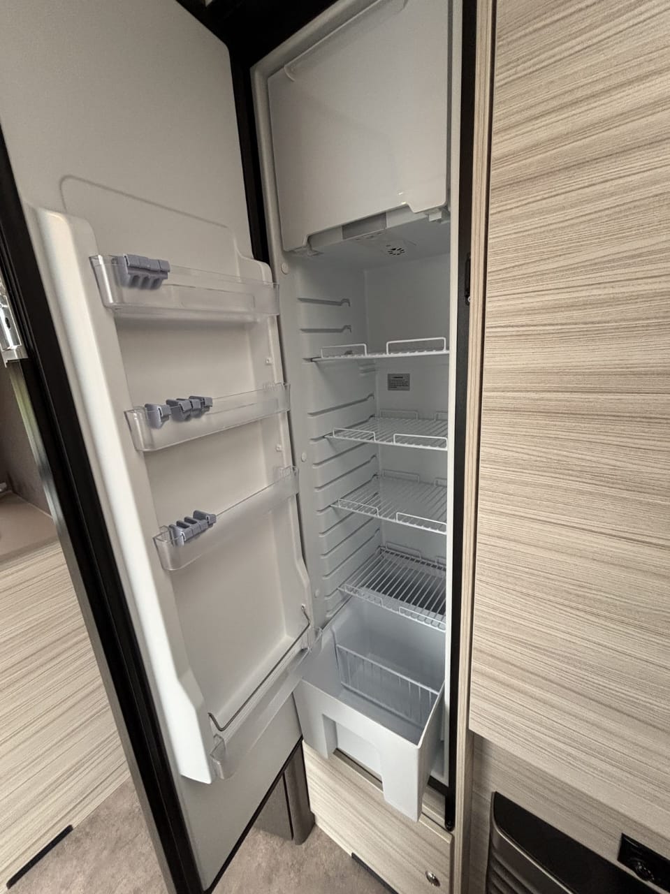 Cuisine de la Dethleffs C’joy 420 QSH avec grand réfrigérateur