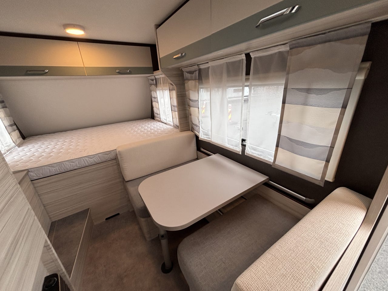 Salon intérieur de la Dethleffs C’joy 420 QSH