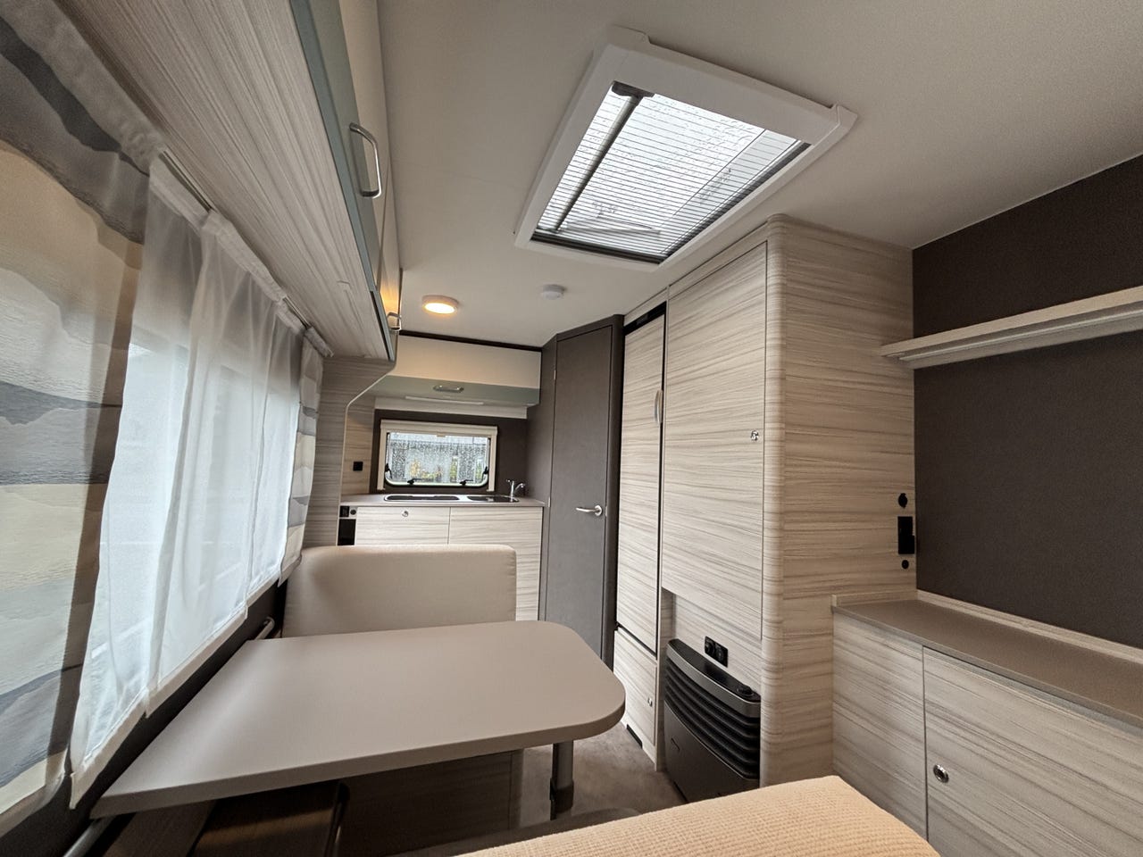 Salon intérieur de la Dethleffs C’joy 420 QSH